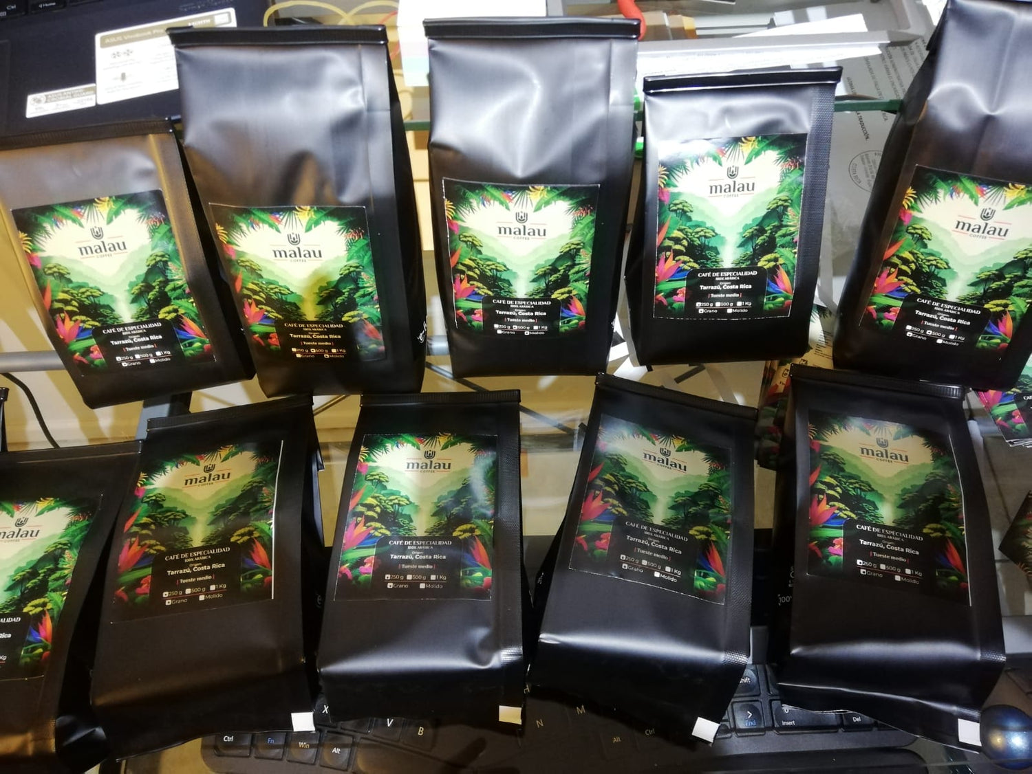 Bolsas de Malau Coffee sobre escritorio.