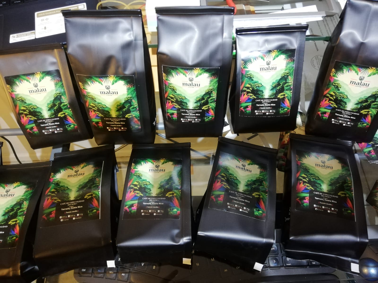Bolsas de Malau Coffee sobre escritorio.