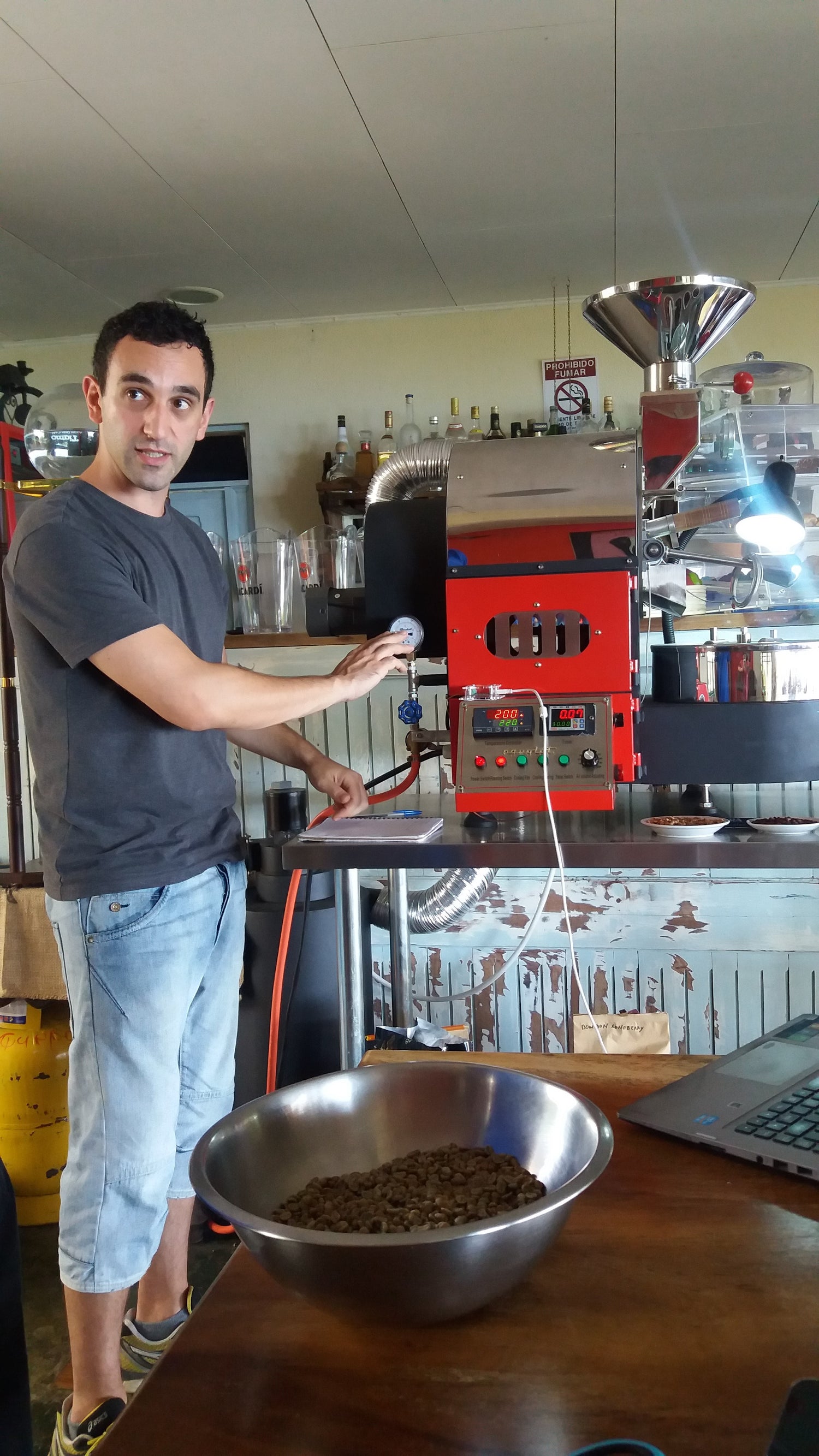 Mattia frente a una microtostadora mostrando cómo tostar café.