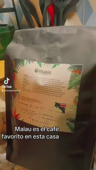 Short de TikTok que muestra la parte trasera de una bolsa de Malau Coffee y su preparación, con el texto en pantalla ‘Malau es el café favorito en esta casa’.