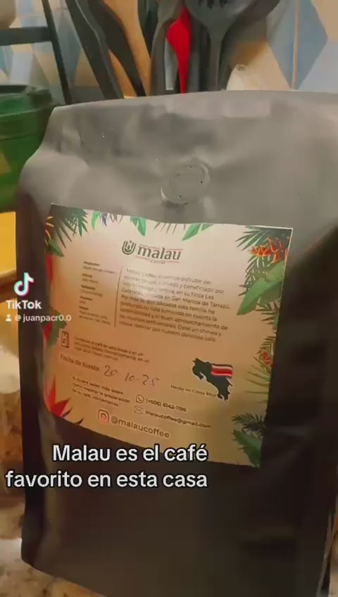 Short de TikTok que muestra la parte trasera de una bolsa de Malau Coffee y su preparación, con el texto en pantalla ‘Malau es el café favorito en esta casa’.